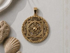 Pendentif mandala en laiton doré